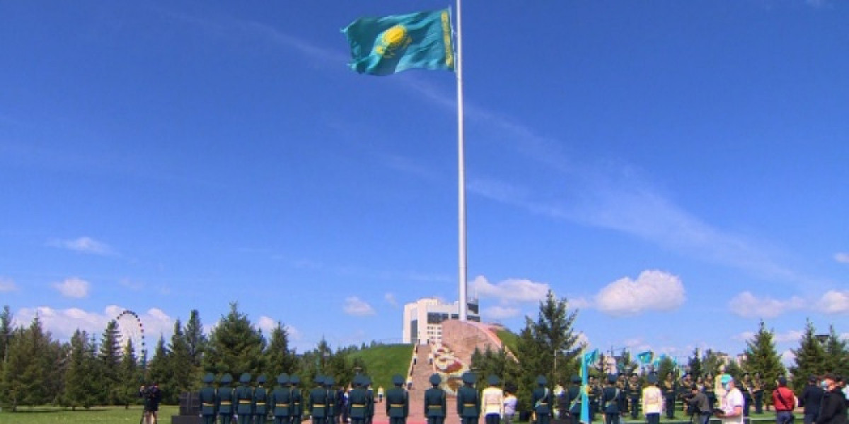 Церемония поднятия Государственного флага РК прошла в столице