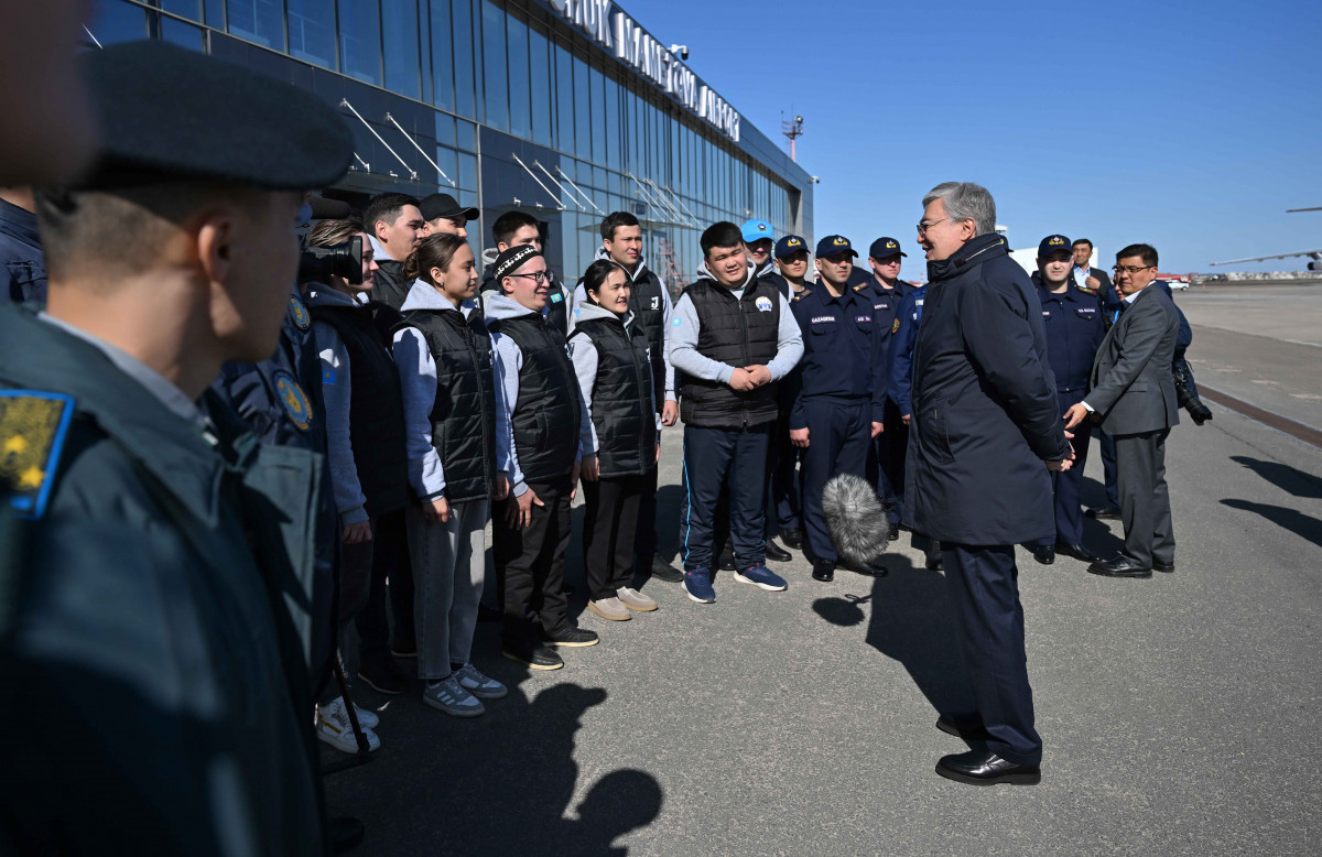 Қасым-Жомарт Тоқаев құтқарушылармен және еріктілермен кездесті