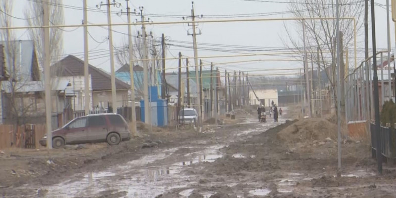 Алматы облысындағы Екпінді ауыл тұрғындары етікпен су кешіп жүр