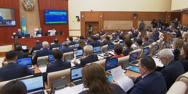 Мажилисмены утвердили трехлетний бюджет страны