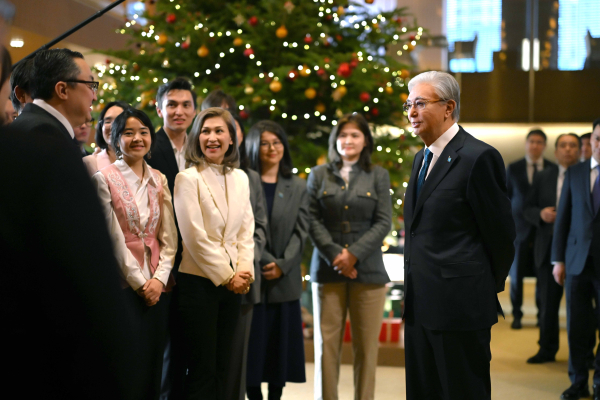 Қ. Тоқаев Жапонияда тұрып жатқан қазақстандықтармен кездесті