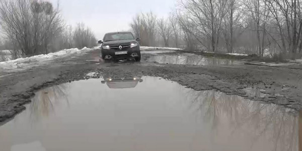 На отсутствие дорог и перебои с электричеством жалуются жители села Карачаганак
