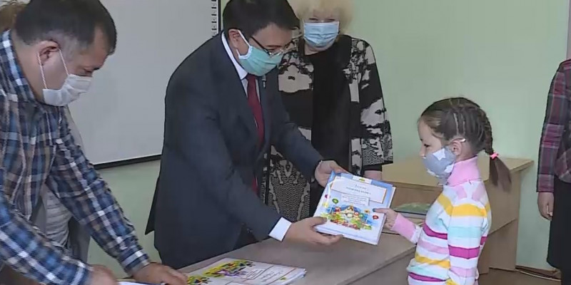 Акцию по обеспечению воспитанников детских домов учебными пособиями запустили в Казахстане