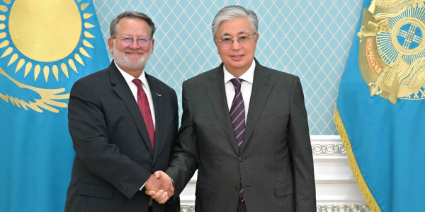 Тоқаев АҚШ сенаторын қабылдады