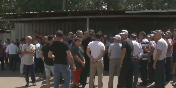 Қайназарлықтар заңсыз салынған зауыттардың жұмысын тоқтата алмай әлек