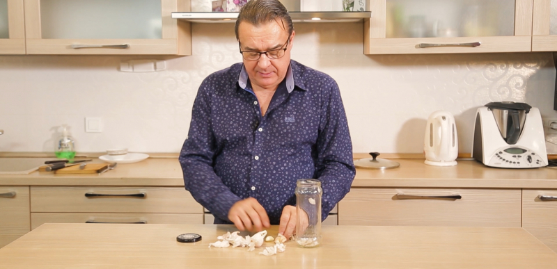 Как почистить чеснок за 10 секунд