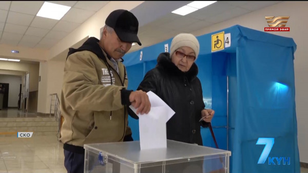 Золотая свадьба на референдуме: юбиляров поздравили на участке в СКО