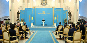 Глава государства вручил государственные награды и премии