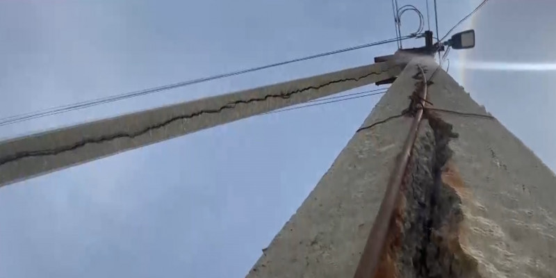 В Атырау опоры линии электропередачи пришли в негодность