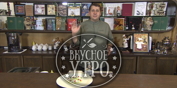 Салат из огурцов с зирой, козьим сыром и клубникой. Кулинарное шоу «Вкусное утро»