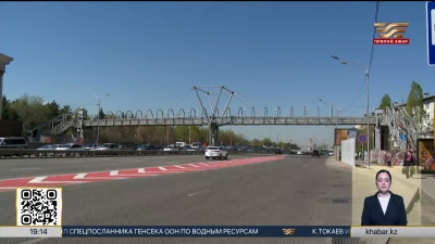 Пешеходный мост у Парка Первого Президента разрушается в Алматы