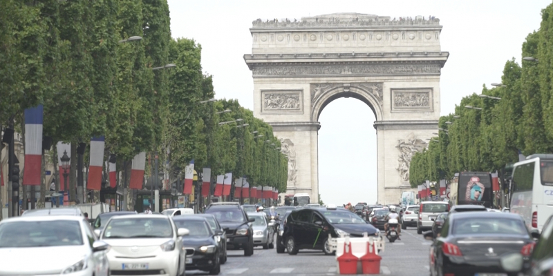 Париж. Шарль де Голль алаңындағы салтанатты қақпа. «Бабалар ізімен»