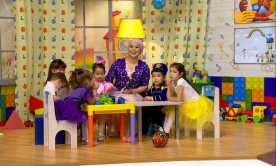 &laquo;Ана мен бала&raquo;. Балалар мұрны қанағанда көрсетілетін алғашқы көмек. Төрт  ұрпақтың тоғысуы: әжесі, қызы, жиені, жиеншары. Орамал тағу әдісі