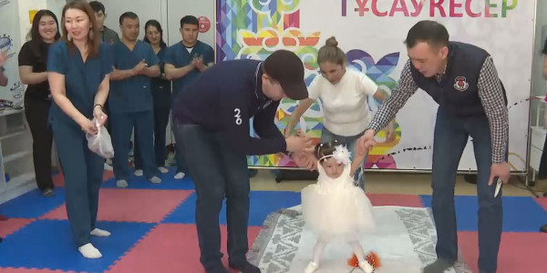 Астанада сал ауруына шалдыққан үш баланың тұсауы кесілді