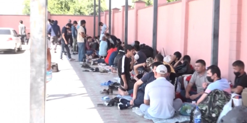 Около 300 граждан Таджикистана застряли на казахстанско-узбекской границе
