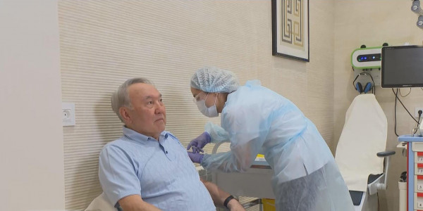 Елбасы коронавирус инфекциясына қарсы вакцина салдырды