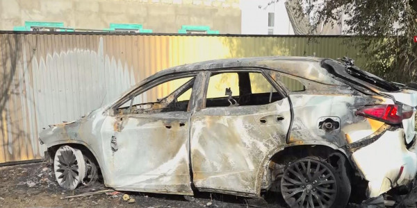 Атырауда журналистің көлігін белгісіз біреу өртеп жіберді