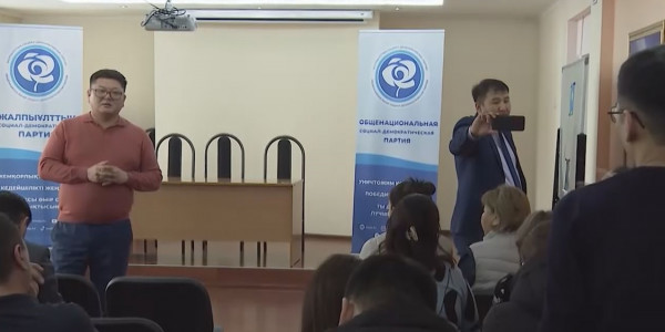 ЖСДП еңбек ұжымымен кездесті