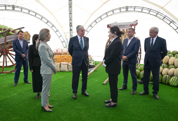 Қ. Тоқаев Түркістан облысындағы ауыл шаруашылығы өнімдерінің көрмесін аралады