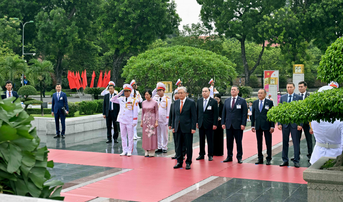 Президент ұлт қаһармандары монументіне және Хо Ши Миннің мавзолейіне гүл шоғын қойды