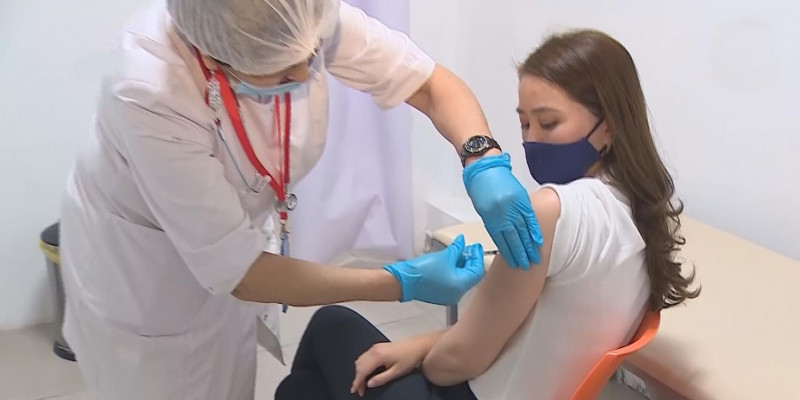 «Хабар» Агенттігі: тілші Гүлжан Марқабаева вакцина салдырды