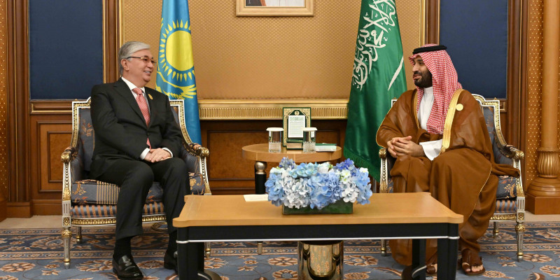 Глава государства провел встречу с Наследным принцем Саудовской Аравии