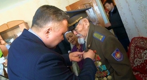 В Караганде ветеранам ВОВ вручили юбилейные медали