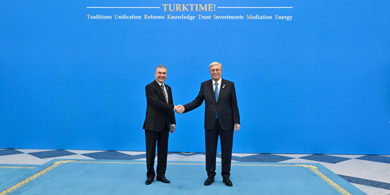 Глава государства провел встречу с Председателем Халк Маслахаты Туркменистана