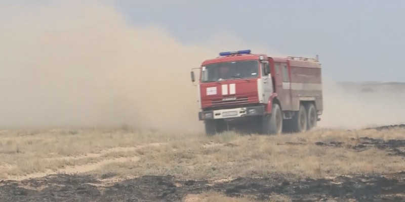 В Карагандинской области продолжают тушить степные пожары